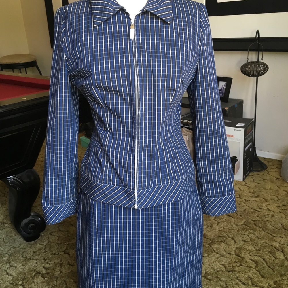 Jacket comes with Skirt! Full suit!
